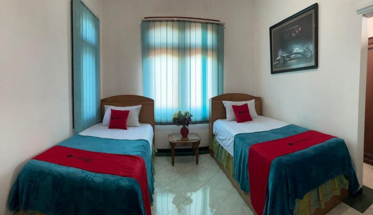 Hotel Reddoorz Syariah @ Karang Pilang Karangpilang Exterior foto