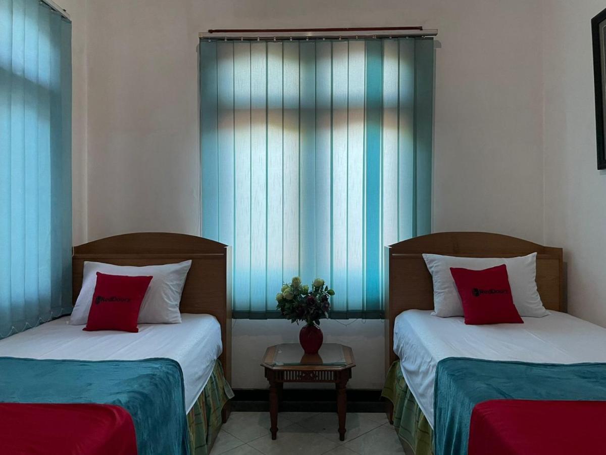 Hotel Reddoorz Syariah @ Karang Pilang Karangpilang Exterior foto