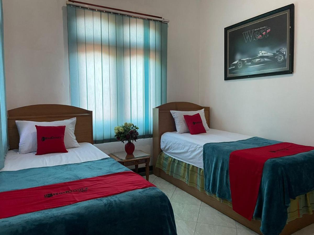 Hotel Reddoorz Syariah @ Karang Pilang Karangpilang Exterior foto