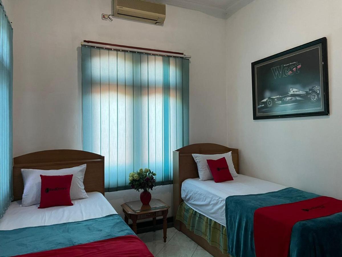 Hotel Reddoorz Syariah @ Karang Pilang Karangpilang Exterior foto