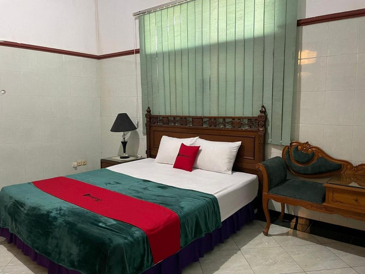 Hotel Reddoorz Syariah @ Karang Pilang Karangpilang Exterior foto