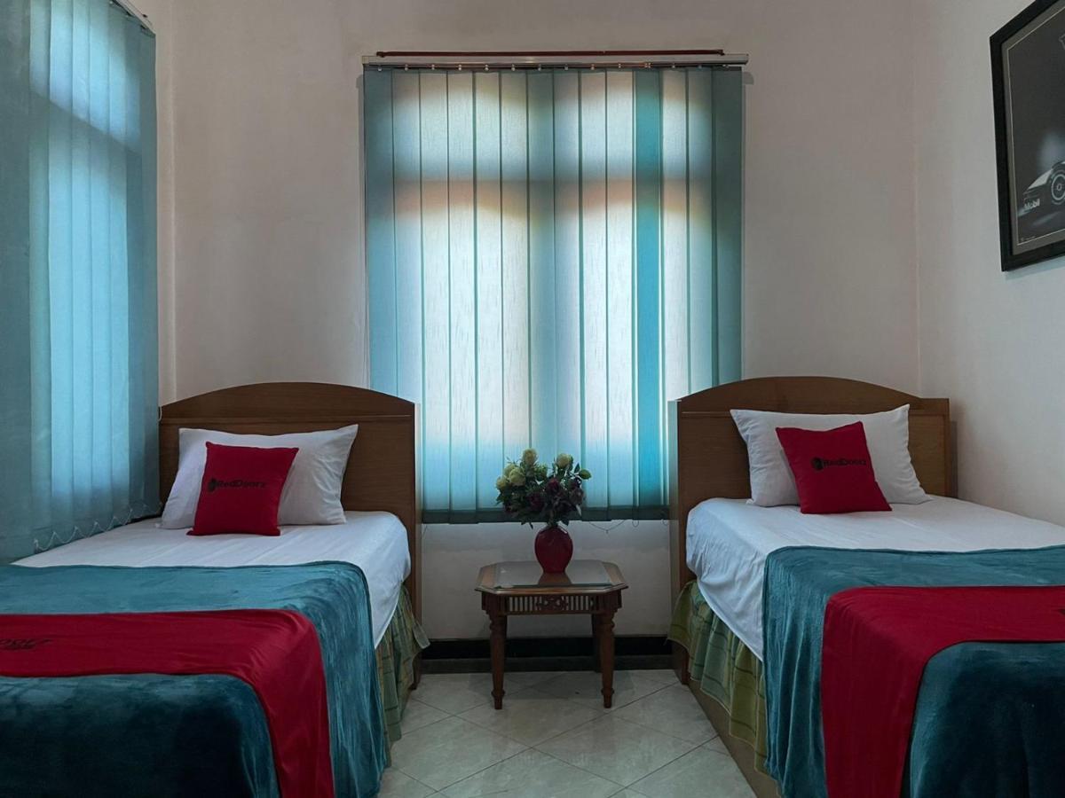 Hotel Reddoorz Syariah @ Karang Pilang Karangpilang Exterior foto