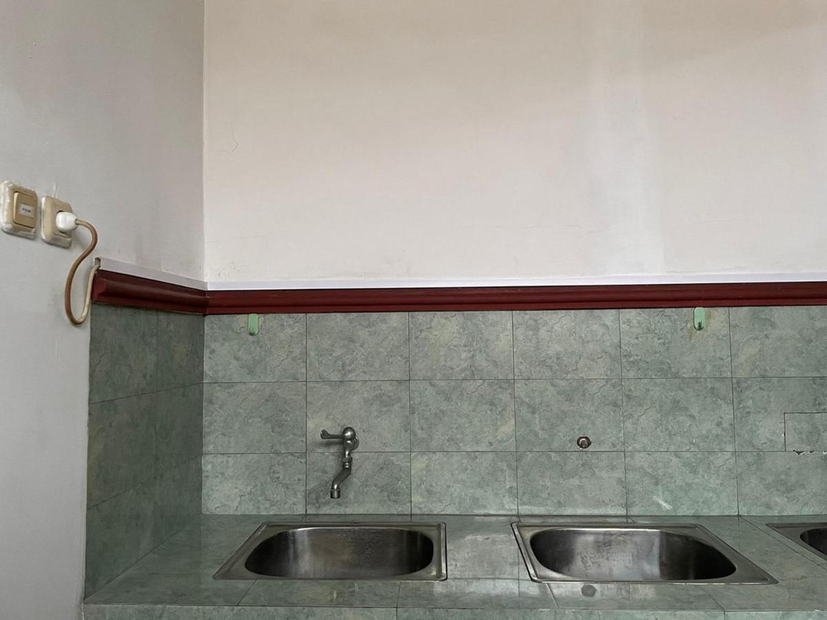 Hotel Reddoorz Syariah @ Karang Pilang Karangpilang Exterior foto