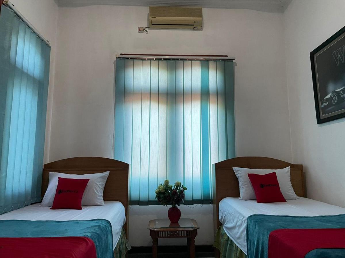 Hotel Reddoorz Syariah @ Karang Pilang Karangpilang Exterior foto