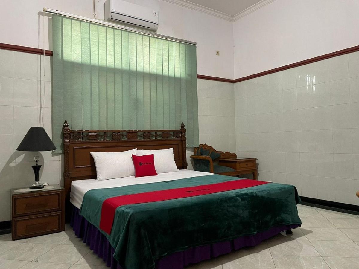 Hotel Reddoorz Syariah @ Karang Pilang Karangpilang Exterior foto