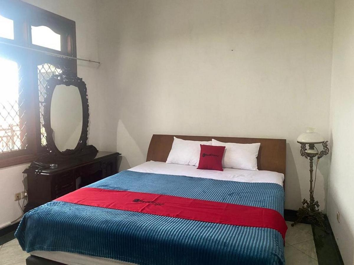 Hotel Reddoorz Syariah @ Karang Pilang Karangpilang Exterior foto
