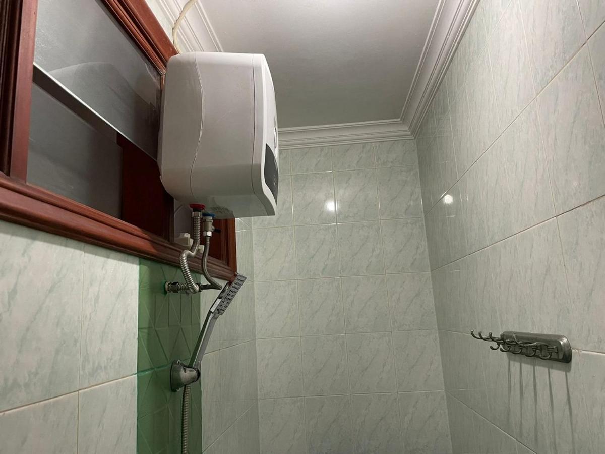 Hotel Reddoorz Syariah @ Karang Pilang Karangpilang Exterior foto