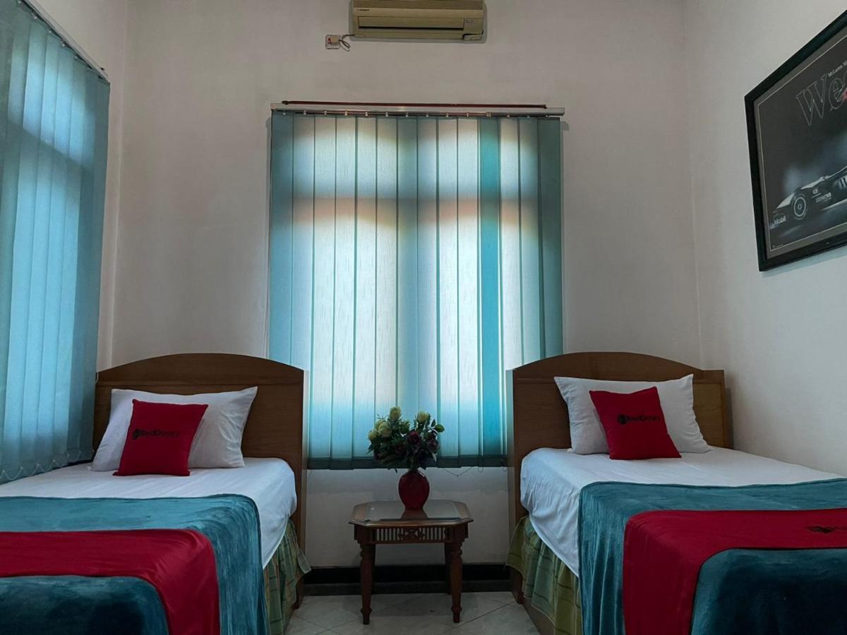 Hotel Reddoorz Syariah @ Karang Pilang Karangpilang Exterior foto
