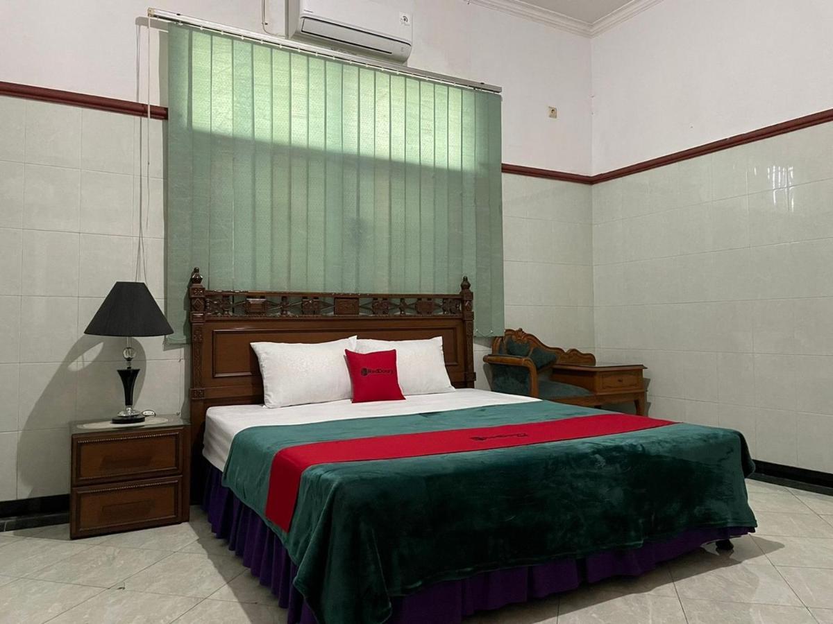 Hotel Reddoorz Syariah @ Karang Pilang Karangpilang Exterior foto