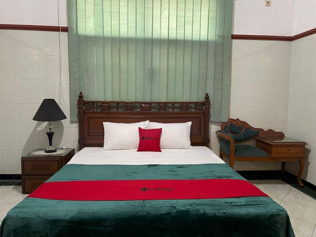 Hotel Reddoorz Syariah @ Karang Pilang Karangpilang Exterior foto