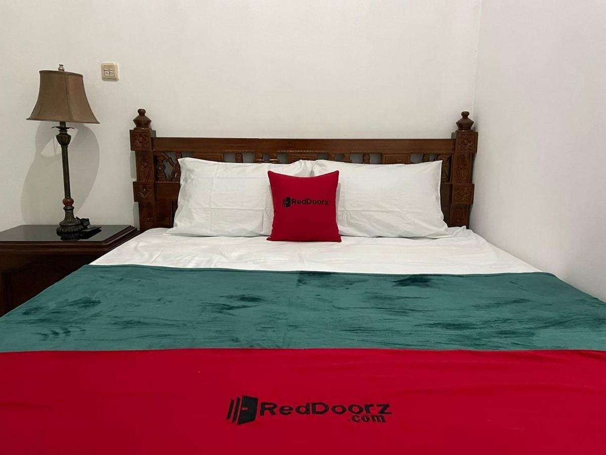 Hotel Reddoorz Syariah @ Karang Pilang Karangpilang Exterior foto