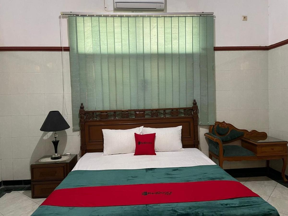 Hotel Reddoorz Syariah @ Karang Pilang Karangpilang Exterior foto