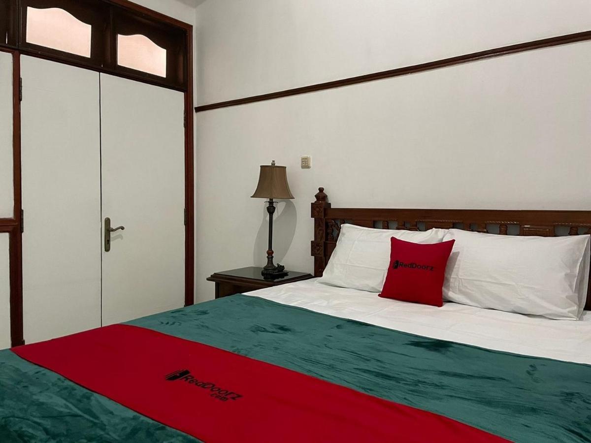 Hotel Reddoorz Syariah @ Karang Pilang Karangpilang Exterior foto